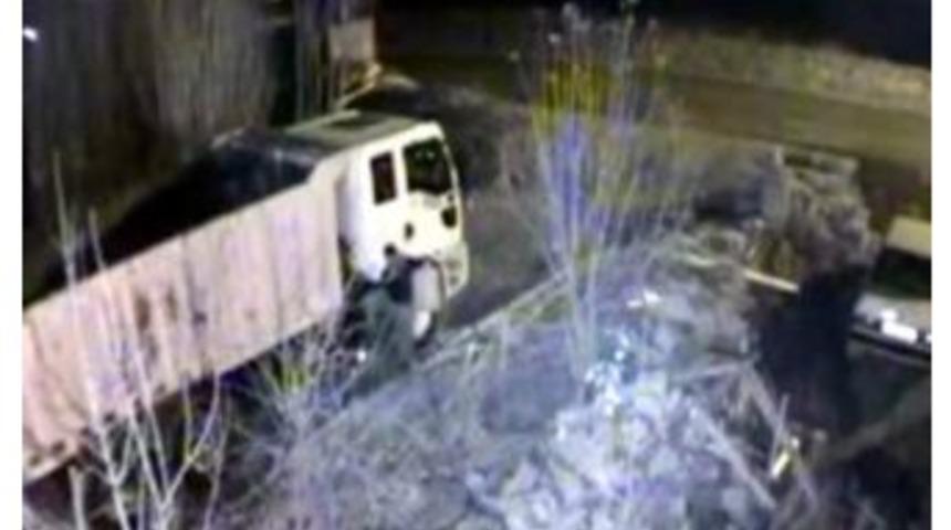 Erciş&rsquo;te Kamyondan Mazot Hırsızlığı