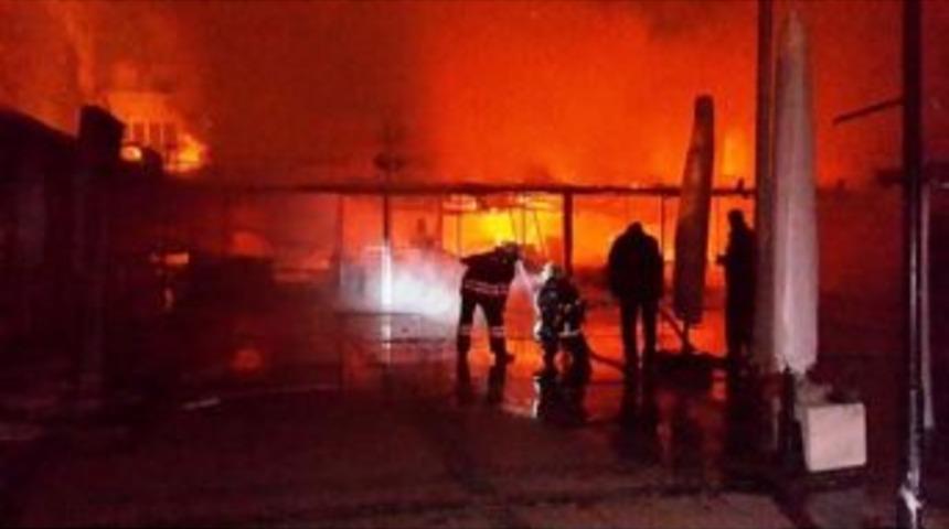 Ayvalık&rsquo;taki Hediyelik Eşya &Ccedil;arşısı Yandı