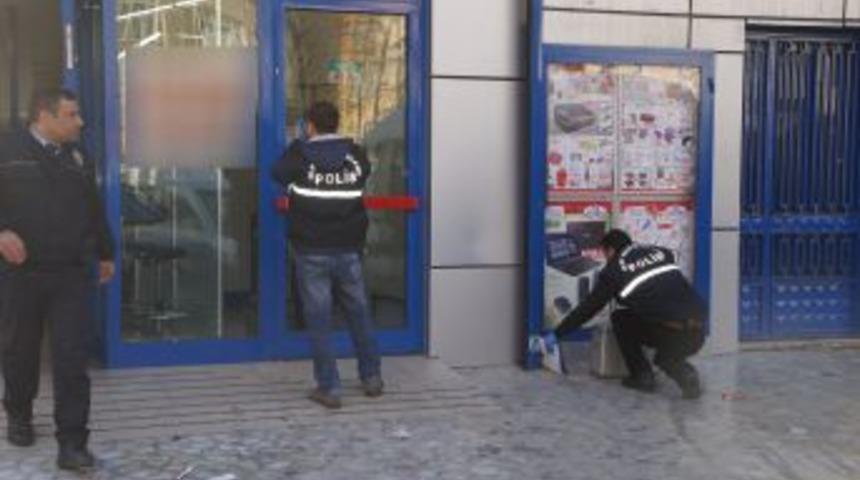 Markete Ekmek Getiren Fırıncı, Soygunu Engelledi