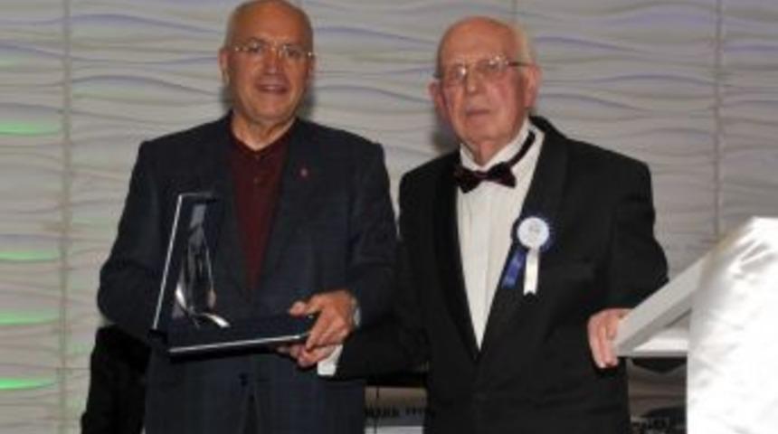 93 Yaşında, Meslekteki 70. Yılı Anısına Plaket Aldı