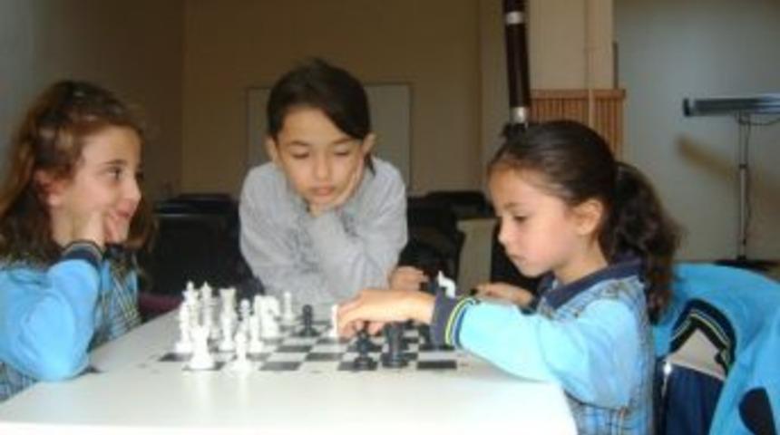 İzmıtli &Ccedil;ocuklardan Satranca B&uuml;y&uuml;k İlgi