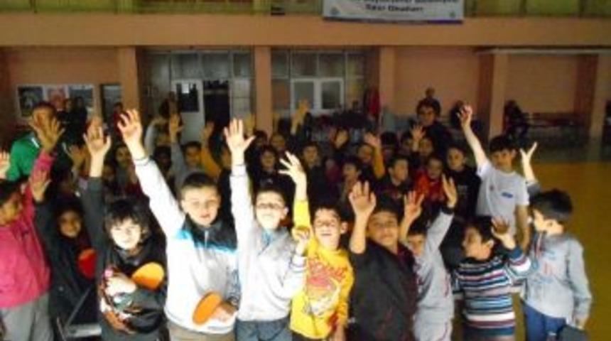 Spor Okulu &Ouml;ğrencilerine Yeni Yıl Hediyesi