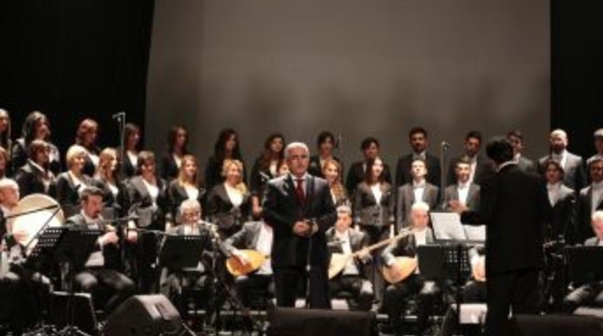 Vali Okuduğu T&uuml;rk&uuml;yle Seyircileri Hem Duygulandırdı Hem Coşturdu