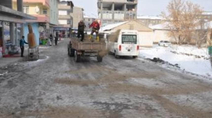 Bulanık Belediyesi&rsquo;nden Karla M&uuml;cadele &Ccedil;alışması