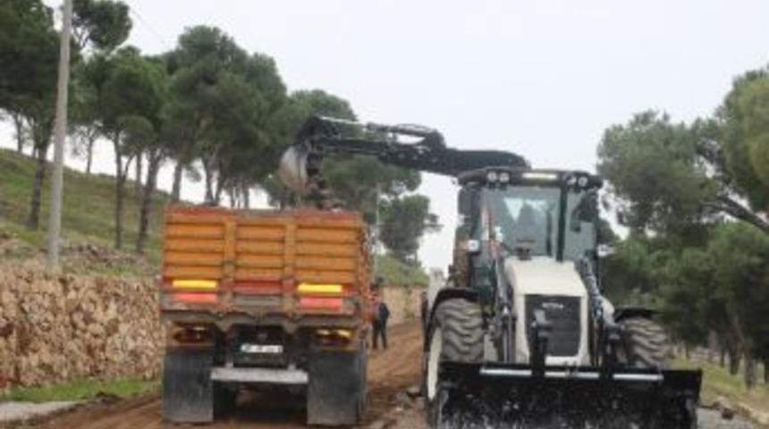 Ayvalık Belediyesi Yol &Ccedil;alışmalarını S&uuml;rd&uuml;r&uuml;yor