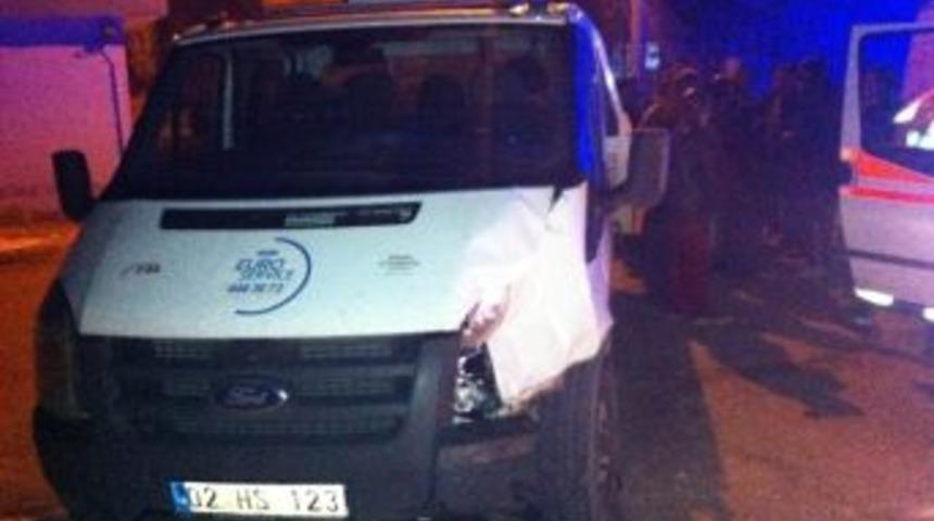 Minib&uuml;s İle Kamyonet &Ccedil;arpıştı: 1 Yaralı