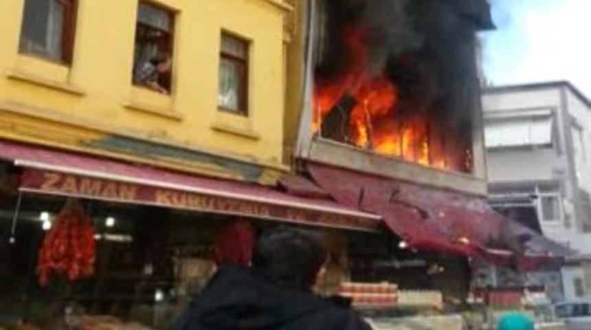 Alevlerden Atlayarak Kurtuldu