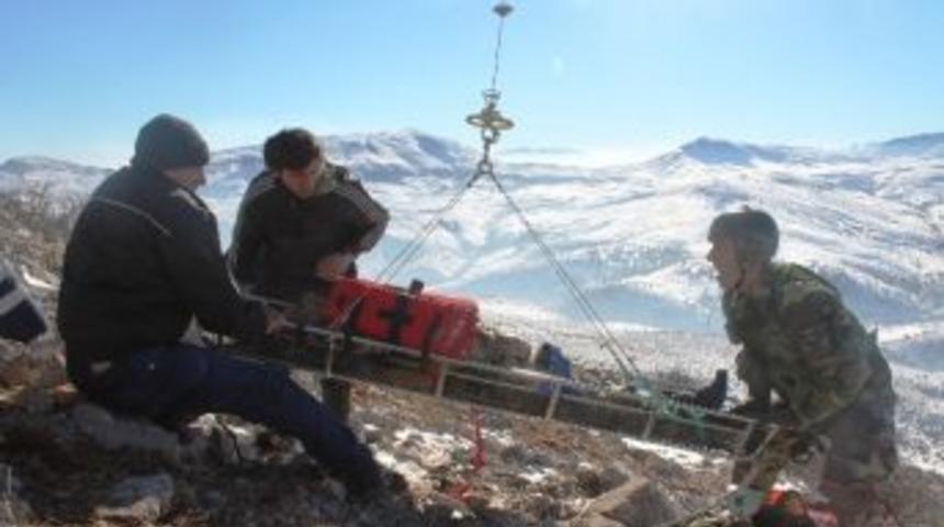 Dağda &Ouml;len Avcının Cenazesi Askeri Helikopterle Alındı