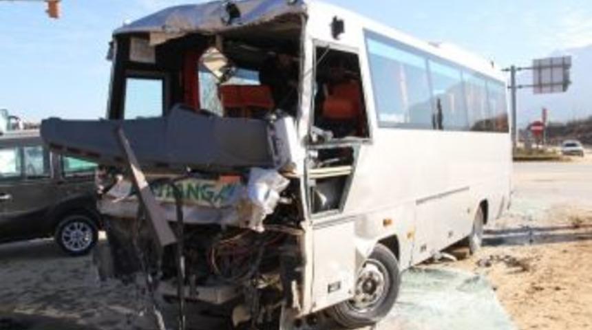 Otob&uuml;sle Kamyon &Ccedil;arpıştı: 4'&uuml; Ağır 21 Yaralı