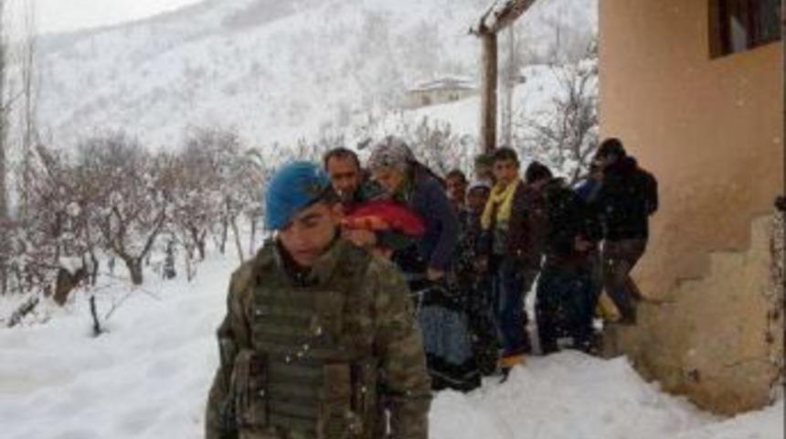 Hasta Bebeğe Yoğun Karda Askerler Yardım Etti