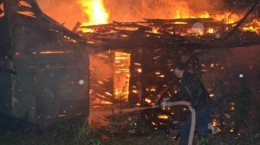 Cide&rsquo;de İki Evde Yangın &Ccedil;ıktı