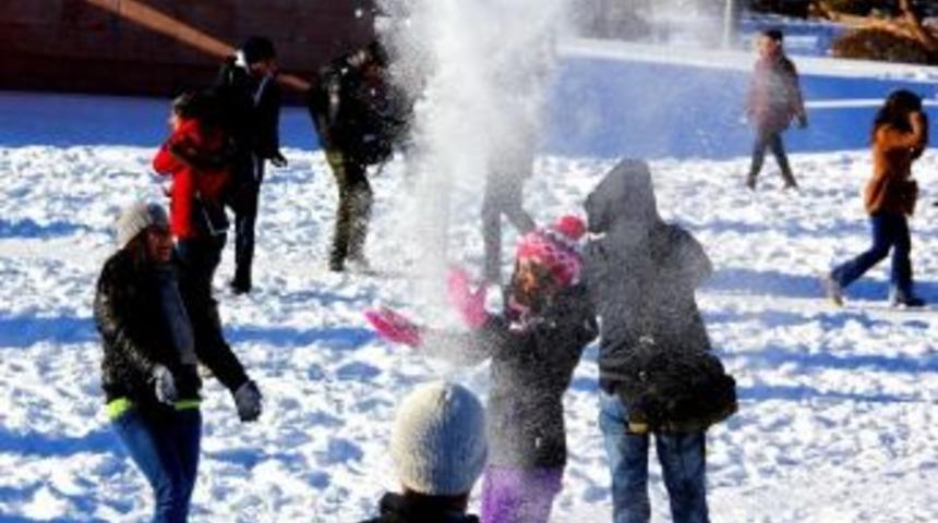 &Uuml;niversite &Ouml;ğrencilerinin &Ccedil;ılgınca Kartopu Savaşı