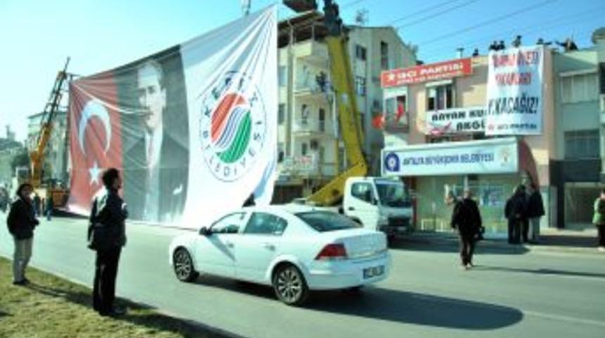 'Başbakan G&ouml;rmesin' Diye Belediye İP Pankartı &Ouml;n&uuml;ne Vin&ccedil;le Dev Afiş Astı
