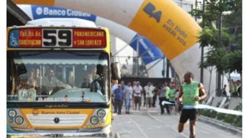 Bolt, Arjantin'de Otob&uuml;sle Yarıştı