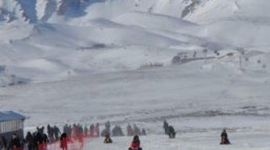 Kayseri B&uuml;y&uuml;kşehir Belediye Başkanı Mehmet &Ouml;zhaseki: