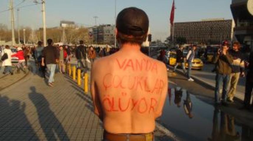 Taksim&rsquo;de &lsquo;Van &Uuml;ş&uuml;yor&rsquo; Eylemi