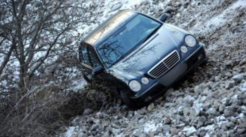 Kar G&ouml;rmeye &Ccedil;ıktıkları Dağda Otomobilleri Şarampole Kaydı