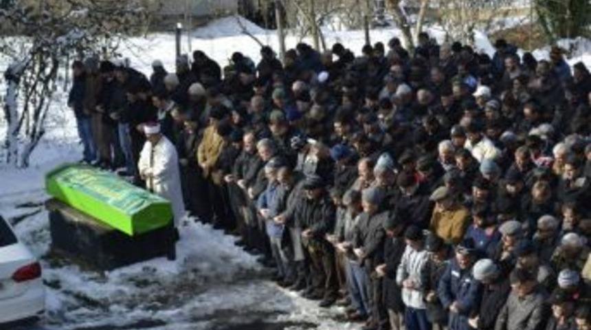 Oğlu tarafından &ouml;ld&uuml;r&uuml;len baba toprağa verildi