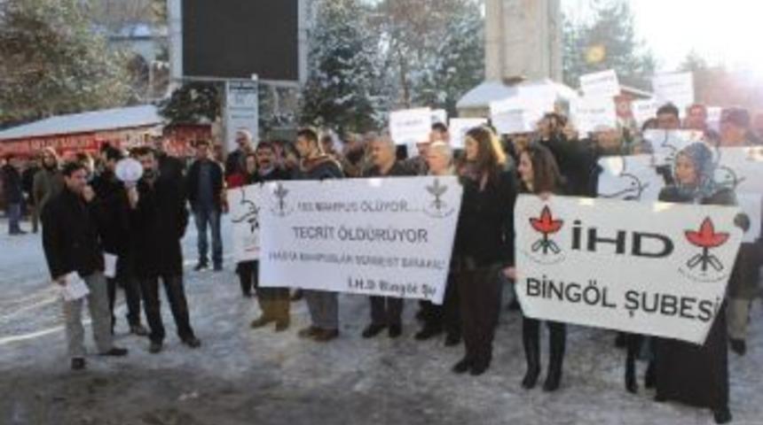 Hasta Tutsaklar İ&ccedil;in '163 Dakika Oturma' Eylemine &Ccedil;ıkanlar, Soğuk Havaya Ancak 5 Dakika Dayanabildi