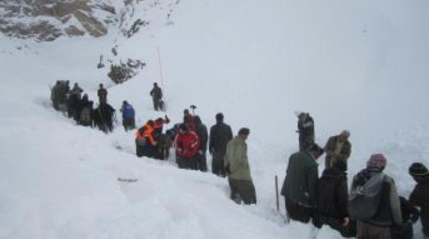 &Ccedil;ığ Altında Kalan 2 İranlıya AFAD Ekibi Ulaştı