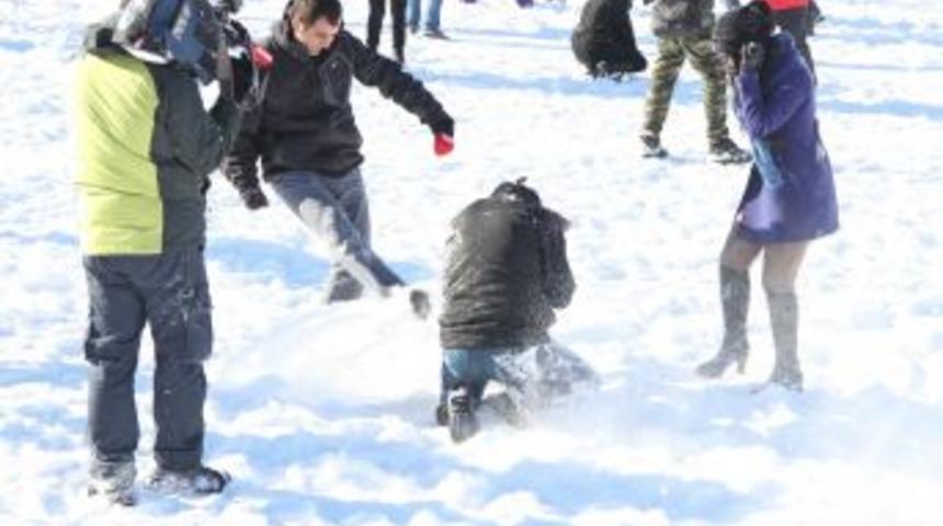 &Uuml;niversiteli Gen&ccedil;ler Karı Eğlenceye D&ouml;n&uuml;şt&uuml;rd&uuml;