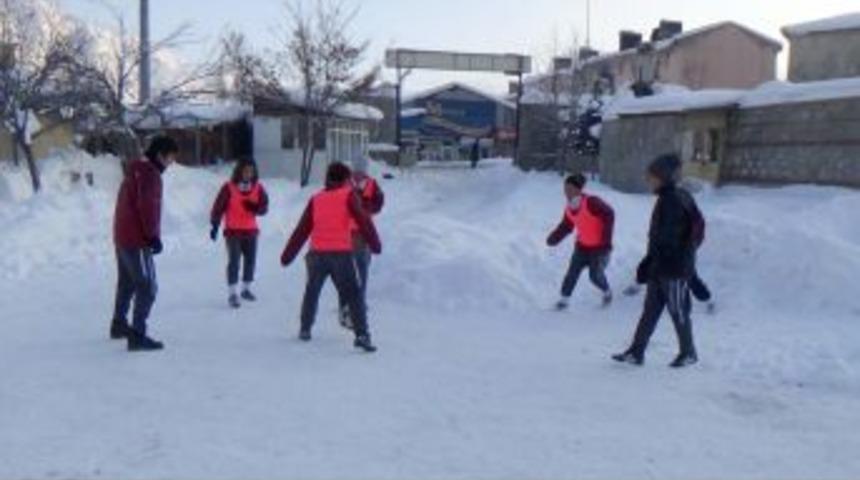 Karla Kaplı Sahada Bayanların Zorlu Antrenmanı
