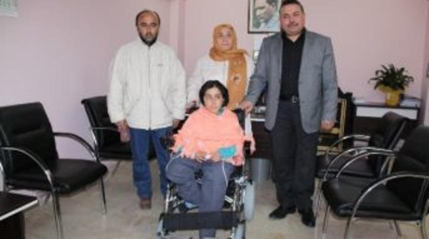 Umreye Gideceği Para İle Engelli &Ouml;ğrenciye Tekerlekli Sandalye Hediye Etti