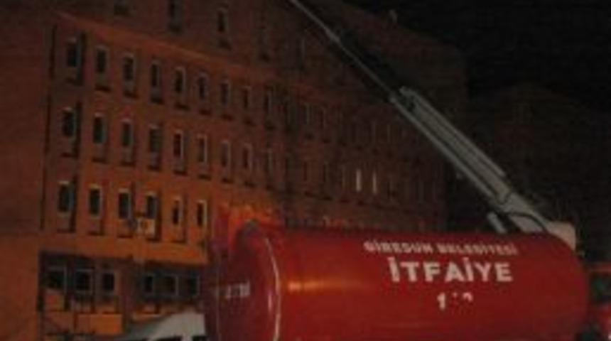 Valilik Binasının &Ccedil;atısı Yandı