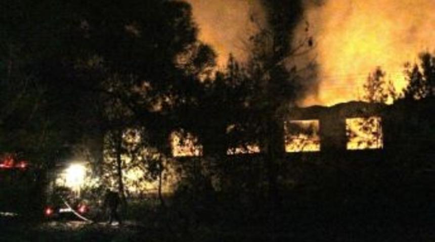 Eski Okul Binasında Yangın