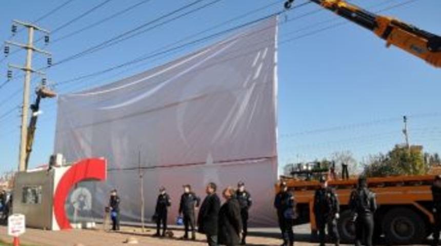 İş&ccedil;i Partisi&rsquo;nin &ldquo;cumhuriyeti Yıkanları Yıkacağız&rdquo; Pankartı, Vin&ccedil; Yardımıyla Kapatıldı