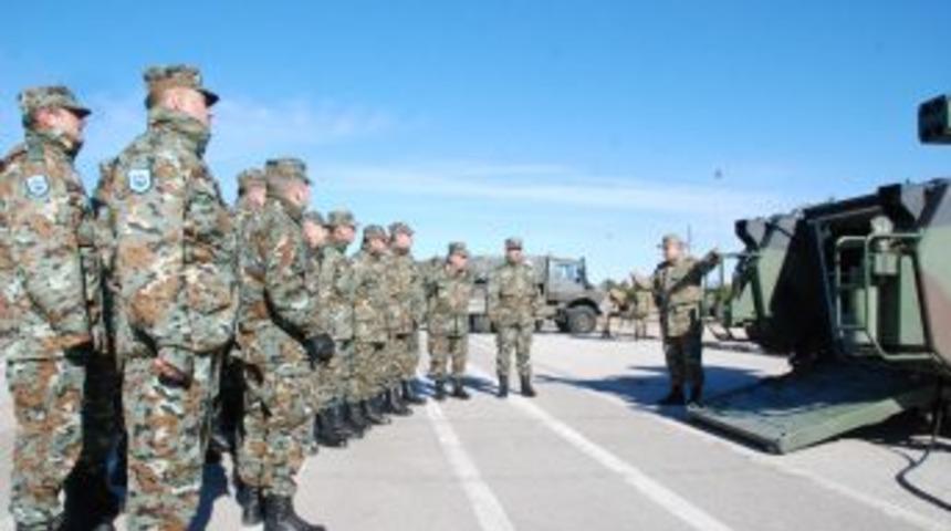 Mehmet&ccedil;ik, Mekadon Askerleri Eğitiyor