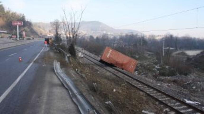 TIR Devrildi, Taşıdığı Konteyner Tren Yoluna Yuvarlandı