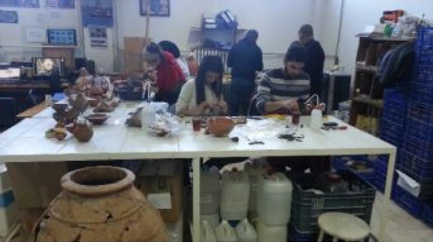 Arkeolojik Buluntular M&uuml;zeye Teslim Ediliyor