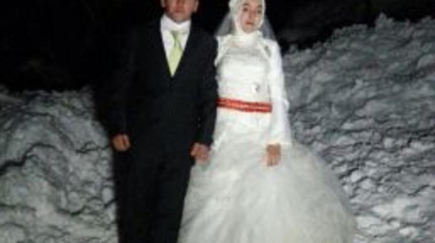 Karın Kapattığı Yol Gelin Ve Damat I&ccedil;in A&ccedil;ıldı