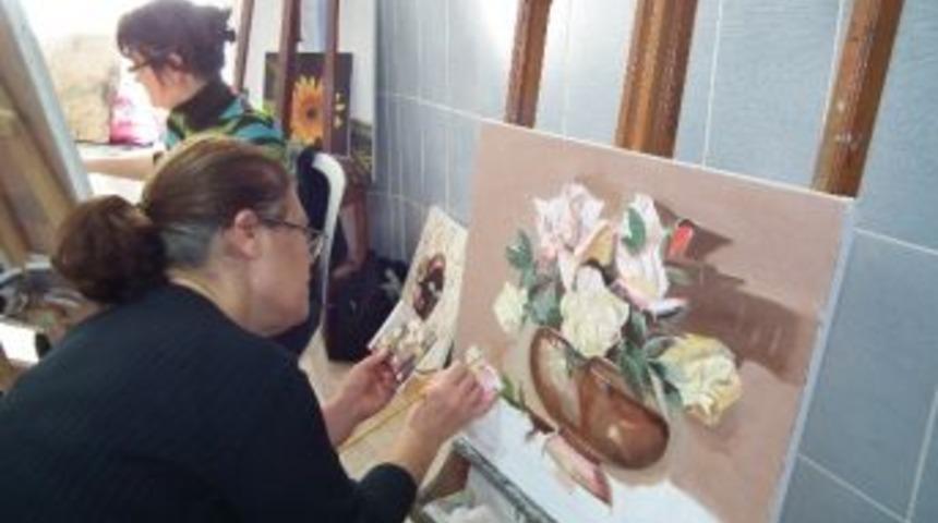 Aydın&rsquo;da Emekliler Resim &Ccedil;izerek Stres Atıyor