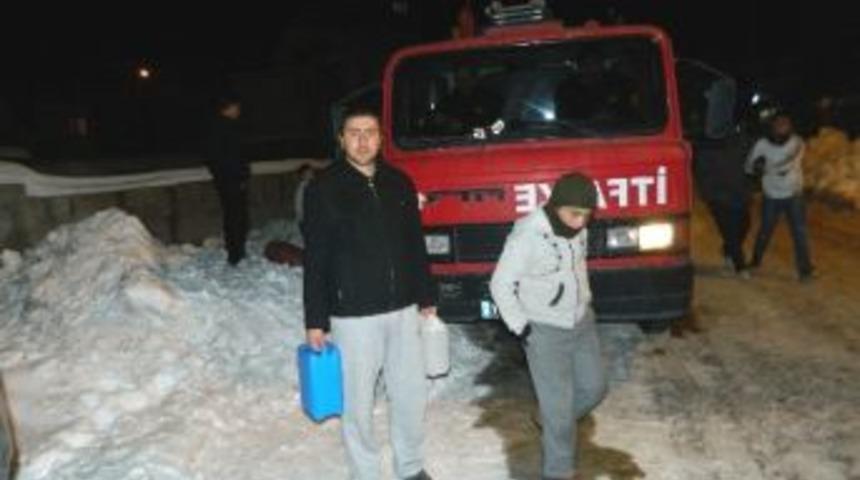 Tatvan&rsquo;da Mahallelere İtfaiye İle İ&ccedil;me Suyu Dağıtılıyor