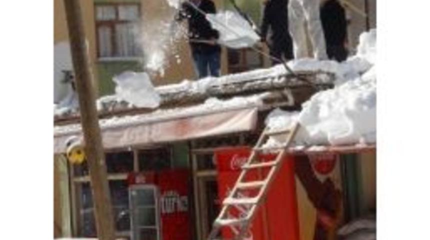 Vatandaşların Karla M&uuml;cadele &Ccedil;alışması
