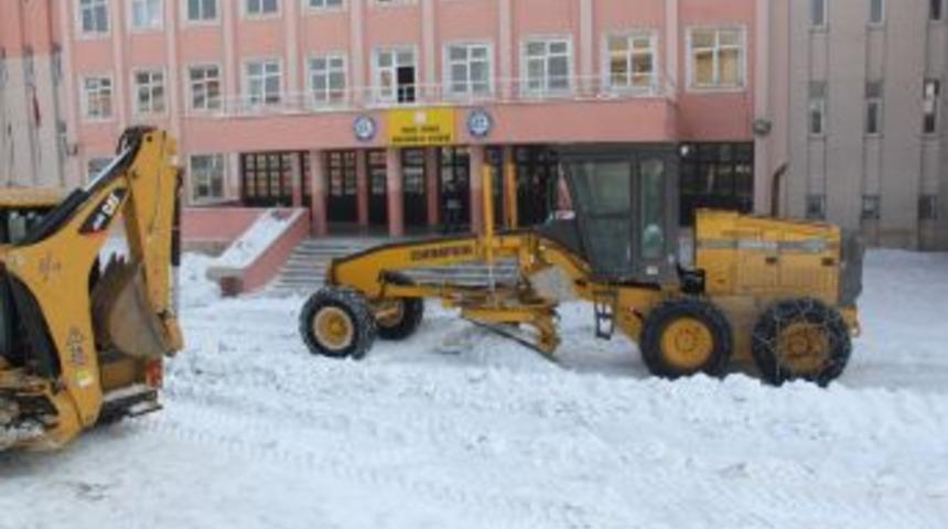 Muş&rsquo;ta Okul Bah&ccedil;eleri Kardan Temizleniyor