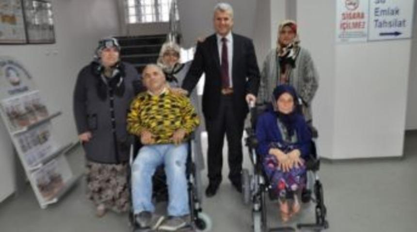 Engelli Vatandaşlara Ak&uuml;l&uuml; Sandalyeleri Teslim Edildi
