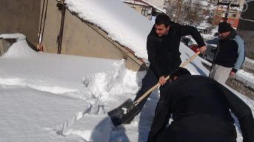 Yağışlar Durdu, Vatandaşların Karla M&uuml;cadelesi Başladı