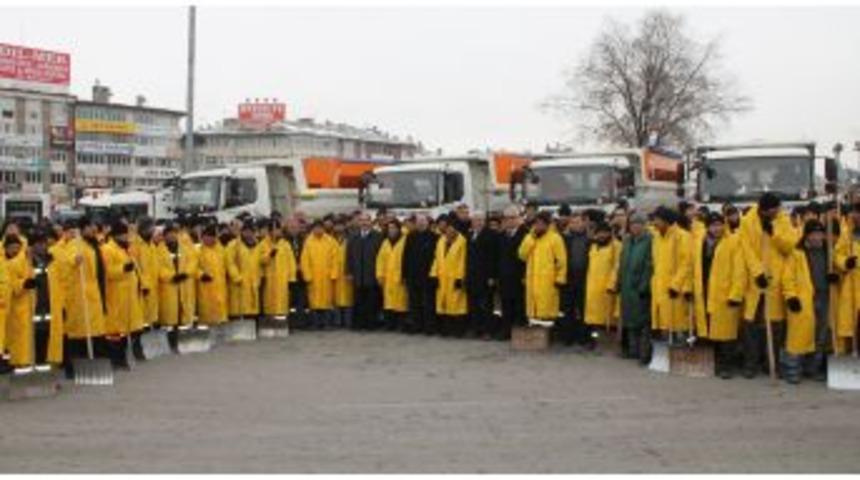 Sivas Belediyesi Karla M&uuml;cadele Ekibi Tam Kadro Işbaşında