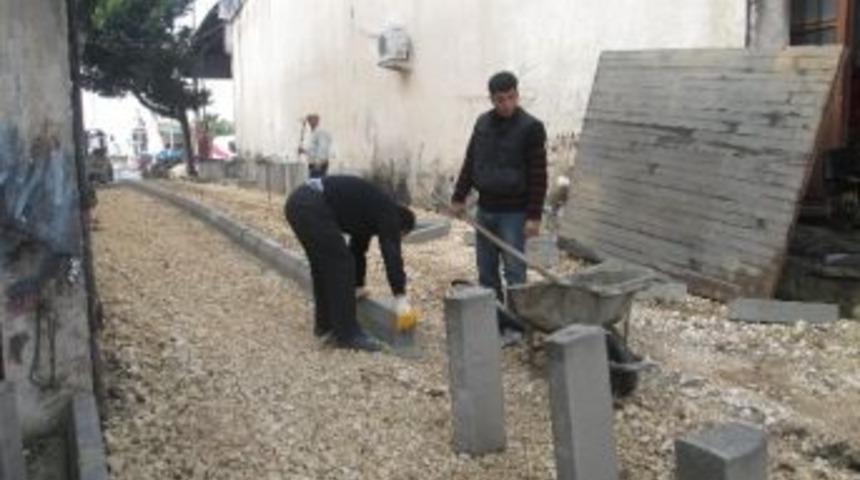 Erdemli Sanayi B&ouml;lgesinde Yol Ve Kaldırım &Ccedil;alışmaları S&uuml;r&uuml;yor