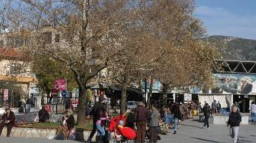 Sıcak Havayı G&ouml;ren Parklara Koştu