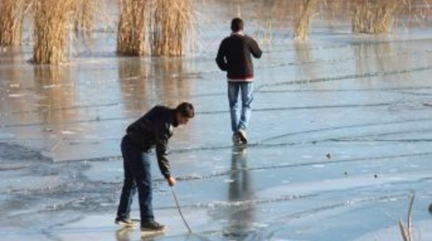 Buz Tutan Beyşehir G&ouml;l&uuml;&rsquo;nde Tehlikeli Hareketler