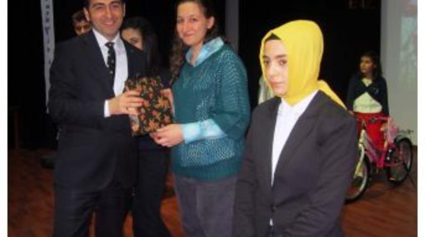 &Ouml;ğrenciler, &Ouml;ğretmenlerine En G&uuml;zel Mektubu Yazmak I&ccedil;in Yarıştı