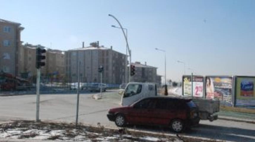 Tehlike Sa&ccedil;an Kavşağa Trafik Lambalı &Ouml;nlem