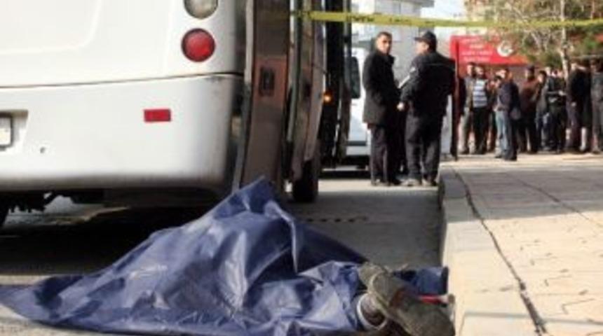 İndiği Otob&uuml;s&uuml;n Altında Kalan Şahıs Hayatını Kaybetti