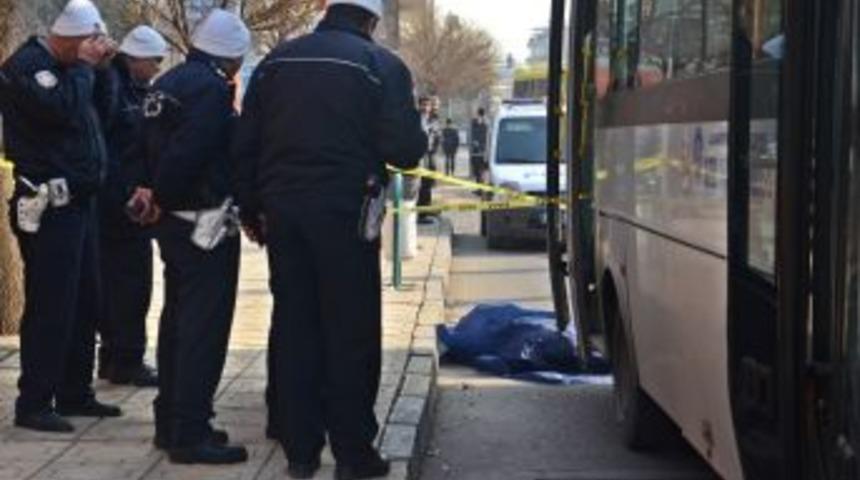 Halk Otob&uuml;s&uuml;, Ara&ccedil;tan Inen 86 Yaşındaki Yolcusunu Ezdi