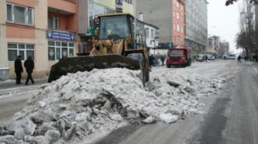 Kars&rsquo;ta Belediye&rsquo;nin Karla M&uuml;cadele &Ccedil;alışmaları Devam Ediyor