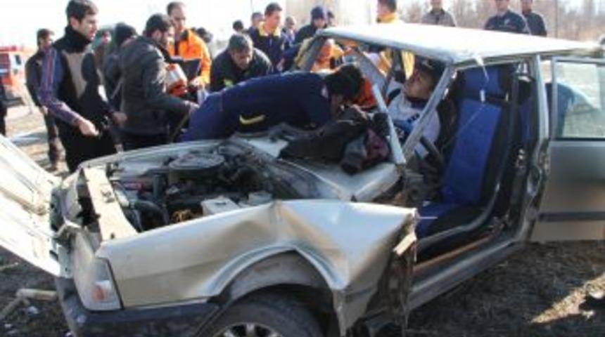 Ara&ccedil;ta Sıkışan S&uuml;r&uuml;c&uuml;y&uuml; AFAD Ekipleri Kurtardı